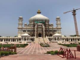 Story of 100 year old beautiful temple in Agra 100 साल से बन रहा है ये मंदिर, खूबसूरती निहारने को दूर दूर से आते हैं लोग