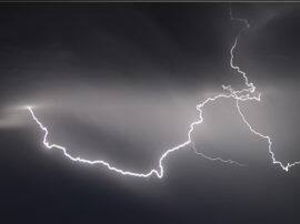 मथुरा में गिरा आकाशीय बिजली का कहर, बाइक सवार युवक की मौत one person died due to celestial lighting in mathura मथुरा में गिरा आकाशीय बिजली का कहर, बाइक सवार युवक की मौत