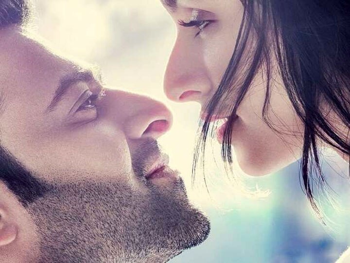 फिल्म 'साहो' के लिए दर्शकों को करना होगा थोड़ा और इंतजार, नए पोस्टर ने मचाई धूम Prabhas and Shraddha Kapoor Saaho release date changed