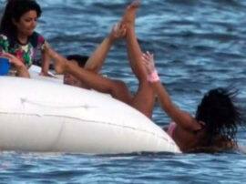 nick jonas pushes wife priyanka chopra into water VIDEO: निक जोनस ने पत्नी प्रियंका को समुद्र में फेंका, बीच पर दोनों ने जमकर की मस्ती