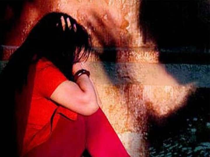 रात में पिता के पास सो रही थी 6 साल की मासूम, पड़ोसी ने अंधेरे का फायदा उठाकर किया गंदा काम 