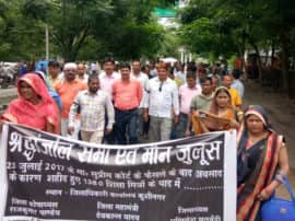 शिक्षा मित्रों ने खून से लिखा MHRD को पत्र, हाथ पर काली पट्टी बांधकर जताया विरोध shiksha mitra protest in kushinagar शिक्षा मित्रों ने खून से लिखा MHRD को पत्र, हाथ पर काली पट्टी बांधकर जताया विरोध