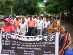 शिक्षा मित्रों ने खून से लिखा MHRD को पत्र, हाथ पर काली पट्टी बांधकर जताया विरोध