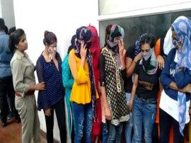 olice arrested 33 persons including 17 women for allegedly deceiving people on pretext of providing them loan नोएडा में लोन देने के नाम पर ठगी करने वाली कंपनी का पर्दाफाश, 33 लोग गिरफ्तार