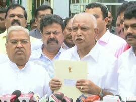 कर्नाटक में फिर येदियुरप्पा की सरकार, शाम 6 बजे लेंगे सीएम पद की शपथ BJP leader BS Yeddyurappa met governor to take oath as cm of Karnataka कर्नाटक में फिर येदियुरप्पा की सरकार, शाम 6 बजे लेंगे सीएम पद की शपथ