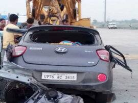 आगरा-लखनऊ एक्सप्रेस-वे पर भीषण सड़क हादसा, डिवाइडर से टकराई कार, दो की मौत तीन घायल two person died in car accident on agra lucknow expressway आगरा-लखनऊ एक्सप्रेस-वे पर भीषण सड़क हादसा, डिवाइडर से टकराई कार, दो की मौत तीन घायल