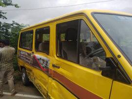 two students injured in road accident in bulandshahr बुलंदशहर में मिनी ट्रक और स्कूली वैन में भिडंत, आमने-सामने की टक्कर में घायल हुए 6 छात्र