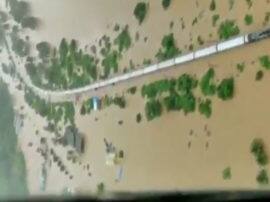 More than 600 passengers have been rescued so far from Mahalaxmi Express मुंबई: बाढ़ में फंसी महालक्ष्मी एक्सप्रेस से बचाए गए 600 यात्री, 9 मर्भवती महिलाएं भी शामिल