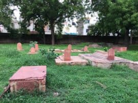 Christian society initiatives for one family one graveA आगरा: कम होती जमीन को लेकर ईसाई समाज की नई पहल, अब 'एक फैमिली एक कब्र'