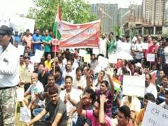 ग्रेटर नोएडा: शाहबेरी में फ्लैट खरीदारों का प्रदर्शन, सरकार से मांगी इच्छामृत्यु