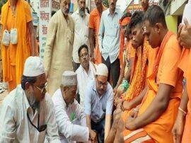 दूसरे सोमवार पर बाबा के दरबार में भक्तों की भीड़, काशी में दिखा भक्ति और सौहर्द का रंग Devotee in varanasi on Second monday of sawan दूसरे सोमवार पर बाबा के दरबार में भक्तों की भीड़, काशी में दिखा भक्ति और सौहर्द का रंग