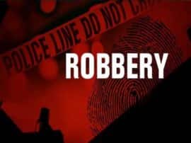 मथुरा में बाइक सवार लुटेरों ने किसान दंपति से दिनदहाड़े लूट लिए दो लाख रुपए Two lakh rupees robbery from farmer couple in mathura मथुरा में बाइक सवार लुटेरों ने किसान दंपति से दिनदहाड़े लूट लिए दो लाख रुपए