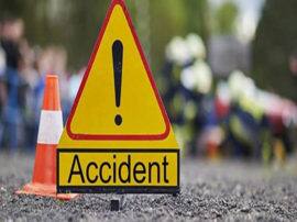 road accident in unnao two people died उन्नाव : ट्रैक्टर-ट्रॉली और बस की टक्कर में दो लोगों की मौत, 18 जख्मी