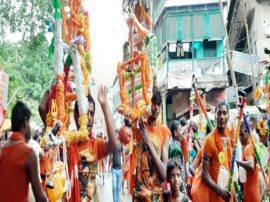 काशी में सावन की शिवरात्रि, बम भोले की गूंज से भक्तिमय हुई बाबा की नगरी Devotees all around in sawan shivratri in Varanasi काशी में सावन की शिवरात्रि, बम भोले की गूंज से भक्तिमय हुई बाबा की नगरी