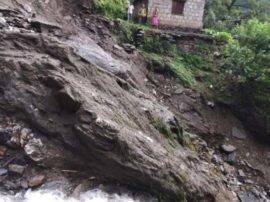 Heavy rain in rudraprayag district, transportation hampered रुद्रप्रयाग: बारिश का कहर, पहाड़ से गिरे बोल्डरों से केदारनाथ हाईवे बाधित