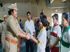 योगी सरकार के अभियान से साकार हो रहा है मोदी का सपना, वाराणसी पुलिस स्कूली बच्चों को कर रही है जागरूक