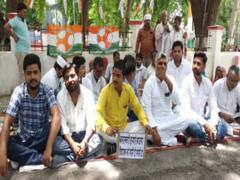 उन्नाव कांड: भाजपा विधायक सेंगर को पार्टी से निकालने की मांग को लेकर कांग्रेस कार्यकर्ताओं का उपवास