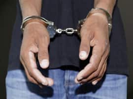 Police arrest satta king in shahjahanpur ShahjahanPur News कई जिलों में सट्टे का नेटवर्क चलानेवाला शख्स पुलिस के हत्थे चढ़ा, 7 लैपटॉप व दो लाख रुपये बरामद