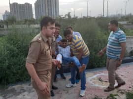 Noida police arrested criminal after encounter नोएडा एनकाउंटर: मुठभेड़ के बाद पुलिस ने इनामी बदमाश को किया गिरफ्तार, साथी हुआ फरार