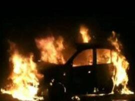 car catches fire in meerut अचानक धू-धू कर जलने लगी खड़ी कार, दमकल कर्मियों ने आग पर पाया काबू, कारणों का पता नहीं