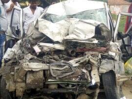 three people died in a road accident in balia बलिया में कार की टक्कर में दो छात्रों समेत तीन की मौत