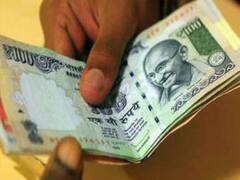 सीतापुर जेल के बाहर पुलिसकर्मी को रिश्वत देते दिखा युवक, अधिकारी बोले- होगी कड़ी कार्रवाई