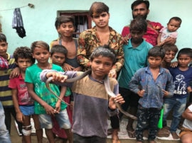 children play with snakes in agra village इस गांव के हर घर में है सांपों का बसेरा, जहरीले नागों के साथ खिलौनों की तरह खेलते हैं बच्चे 