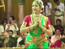 Hemamalini dance performance in mathura झूलन महोत्सव में हेमा मालिनी की नृत्यकला पर झूम उठे लोग, देखें VIDEO