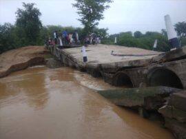 झांसी: भारी बारिश के चलते दरक गया पुल, गांववालों हुये परेशान Due to heavy rain small bridge damage badly in Jhansi झांसी: भारी बारिश के चलते दरक गया पुल, गांववालों हुये परेशान