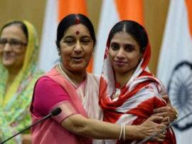 'मां' सुषमा स्वराज के निधन के बाद रोए जा रही है गीता, कहा- अभिभावक को खो दिया geeta is pained after the demise of sushma swaraj 'मां' सुषमा स्वराज के निधन के बाद रोए जा रही है गीता, कहा- अभिभावक को खो दिया