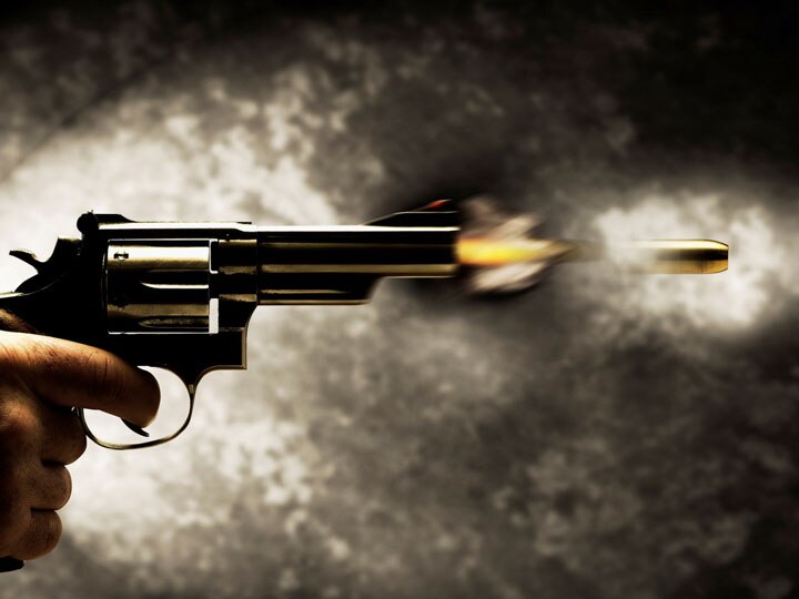 आपसी रंजिश के चलते गांव के दबंगों ने की शख्स की गोली मारकर हत्या murder in Etah police registered case against six accused