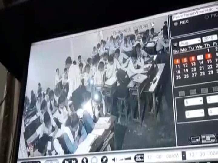 गोरखपुर: क्‍लासरूम में आठवीं की छात्रा से छेड़खानी करने वाला शिक्षक सीसीटीवी में हुआ कैद
