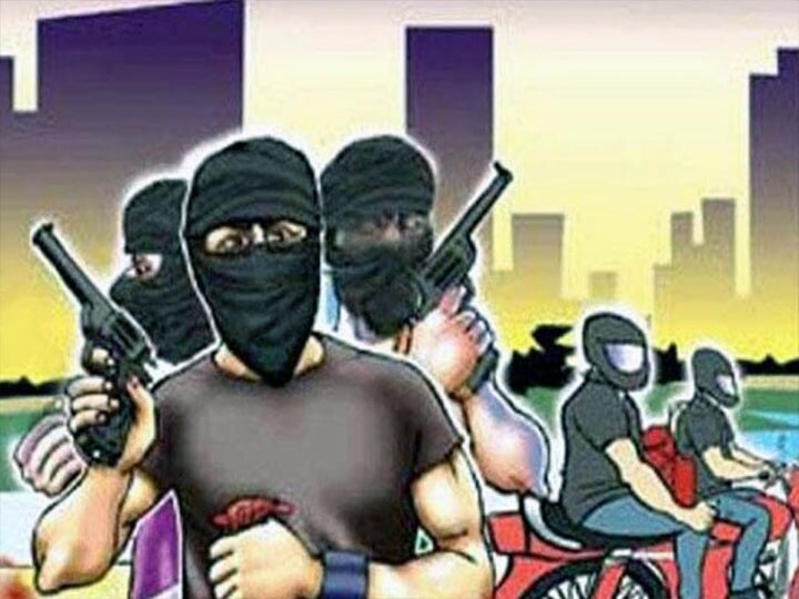 लूट का विरोध करने पर बदमाशों ने चलाई गोली, ज्वैलर पर तमंचे के बट से किया हमला loot from jweller in ghaziabad
