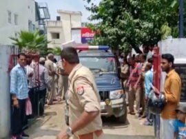 young man eat poison in police station in muzaffarnagar थाने में युवक ने खाया जहर, परिजनों ने पुलिस पर लगाया लापरवाही का आरोप