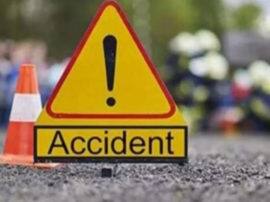 unlaced car falls into pit two people died अनियंत्रित कार गड्ढे में गिरी, दो की मौत, पांच घायल