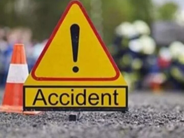 अनियंत्रित कार गड्ढे में गिरी, दो लोगों की मौत; पांच घायल unlaced car falls into pit two people died