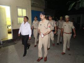 additional chief secretary sudden inspection at sector 20 Noida अतिरिक्त मुख्य सचिव गृह ने किया कोतवाली सेक्टर 20 का औचक निरीक्षण, बेहतर पुलिसिंग के लिये मांगे सुझाव