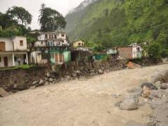 देहरादून: बरसाती नदी के तेज बहाव में दो युवक बहे, एक का शव बरामद