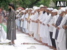 Eid al adha people offer namaz jammu kashmir celebrated bakrid 2019 देशभर में ईद-उल-अजहा की रौनक, जम्मू-कश्मीर में बकरीद पर कुछ ऐसा दिखा नजारा