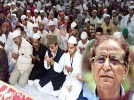 Azam Khan offers nawaz on Bakrid at rampur target yogi government for case filed against him एक महीने बाद रामपुर पहुंचे आजम खान ने लोगों को दी बकरीद की बधाई, अपने ऊपर दर्ज मुकदमों पर ये कहा
