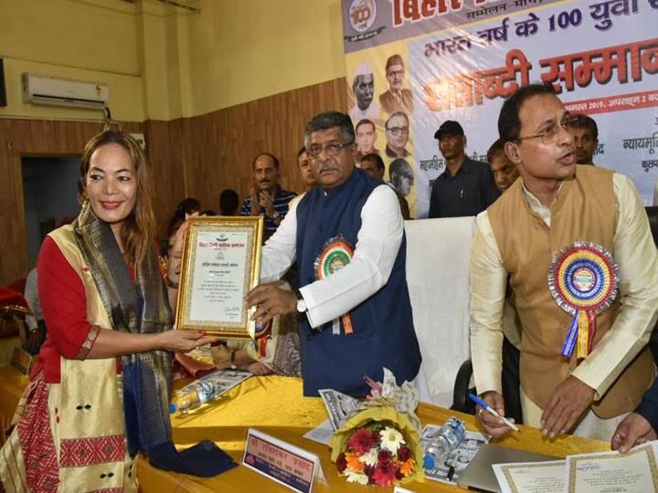 देश को जोड़ने वाली भाषा है हिंदी, तकनीक का प्रयोग कर इसे आगे बढ़ाएं साहित्यकार: रविशंकर प्रसाद