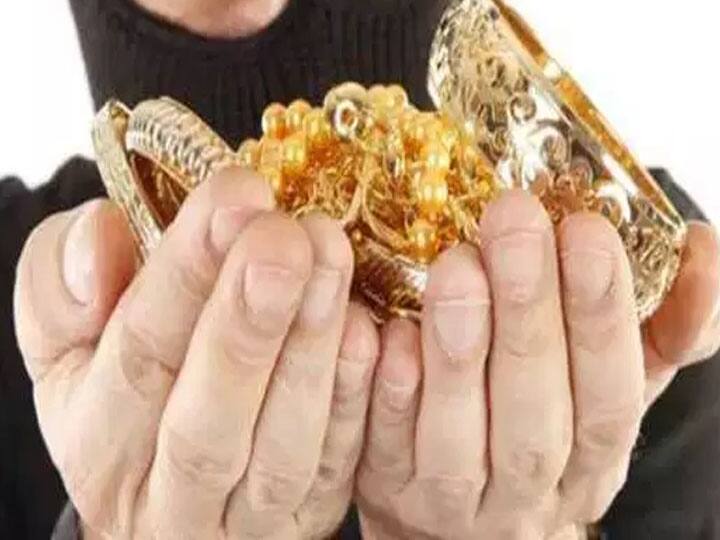 नोएडा में चोरों का आतंक, महिला के घर से लाखों के गहने और डेढ़ लाख रुपए हुए गायब