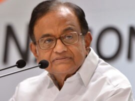 P Chidambaram may arrest in INX media case, cbi raid on his house मनी लॉड्रिंग केस में बुरे फंसे चिदंबरम, गिरफ्तार करने पहुंची सीबीआई की टीम, घर से फरार