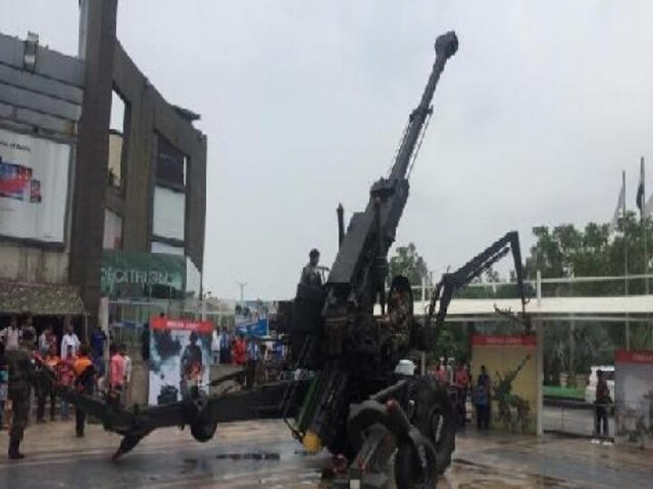 सैन्य हथियारों की लगी प्रदर्शनी, रखे गये बोफोर्स तोप से लेकर एके-47 जैसे मारक शस्त्र Defence exhibition in Delhi Mall