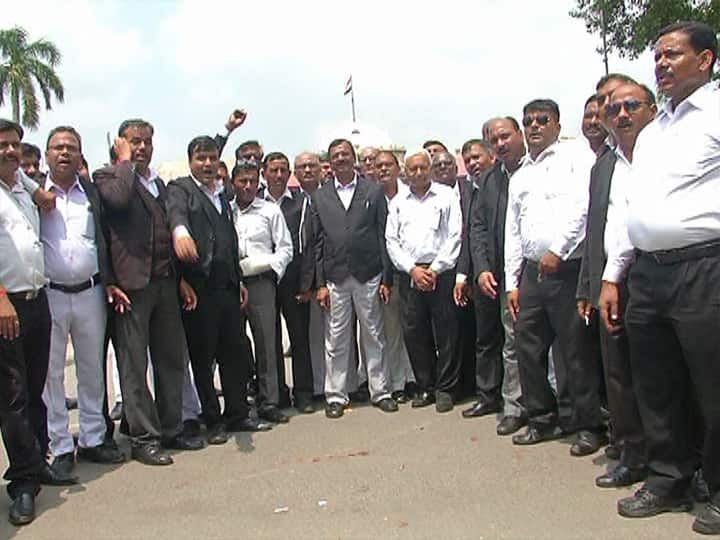 शिक्षा सेवा अभिकरण को लखनऊ में खोले जाने का विरोध, हड़ताल पर गए वकील