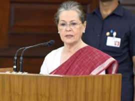 सोनिया गांधी ने कांग्रेस मुख्यालय में किया ध्वजारोहण, बोलीं- देश में कट्टरता, अंधविश्वास, संप्रदायवाद की जगह नहीं congress interim president sonia gandhi hoists flag at party office सोनिया गांधी ने कांग्रेस मुख्यालय में किया ध्वजारोहण, बोलीं- देश में कट्टरता, अंधविश्वास, संप्रदायवाद की जगह नहीं