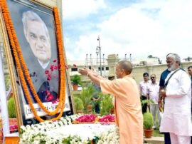 cm yogi adityanath pays tribute to atal bihari vajpayee on his first death anniversary लखनऊ: लोकभवन में लगेगी अटल जी की 25 फीट ऊंची प्रतिमा, खुलेंगे 18 आवासीय विद्यालय
