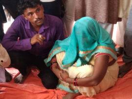 पंचायत का अनोखा फरमान, 71 भेड़ों के बदले पति ने पत्नी को किया प्रेमी के हवाले...पढ़ें- अनोखी खबर man exchanges his wife for 71 sheeps in gorakhpur पंचायत का अनोखा फरमान, 71 भेड़ों के बदले पति ने पत्नी को किया प्रेमी के हवाले...पढ़ें- अनोखी खबर