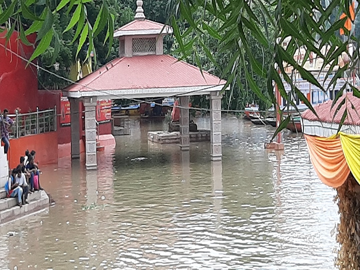 वाराणसी में गंगा का जलस्तर बढ़ा ,अस्सी घाट पर सुबह ए बनारस का मंच डूबा, रोजाना कमाने वाले नाविक हुए बेरोजगार