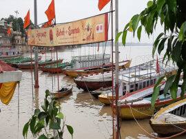 वाराणसी में गंगा का जलस्तर बढ़ा ,अस्सी घाट पर सुबह ए बनारस का मंच डूबा, रोजाना कमाने वाले नाविक हुए बेरोजगार Waterlevel of ganga in varanasi increased, situation grim at assi ghaat वाराणसी में गंगा का जलस्तर बढ़ा ,अस्सी घाट पर सुबह ए बनारस का मंच डूबा, रोजाना कमाने वाले नाविक हुए बेरोजगार